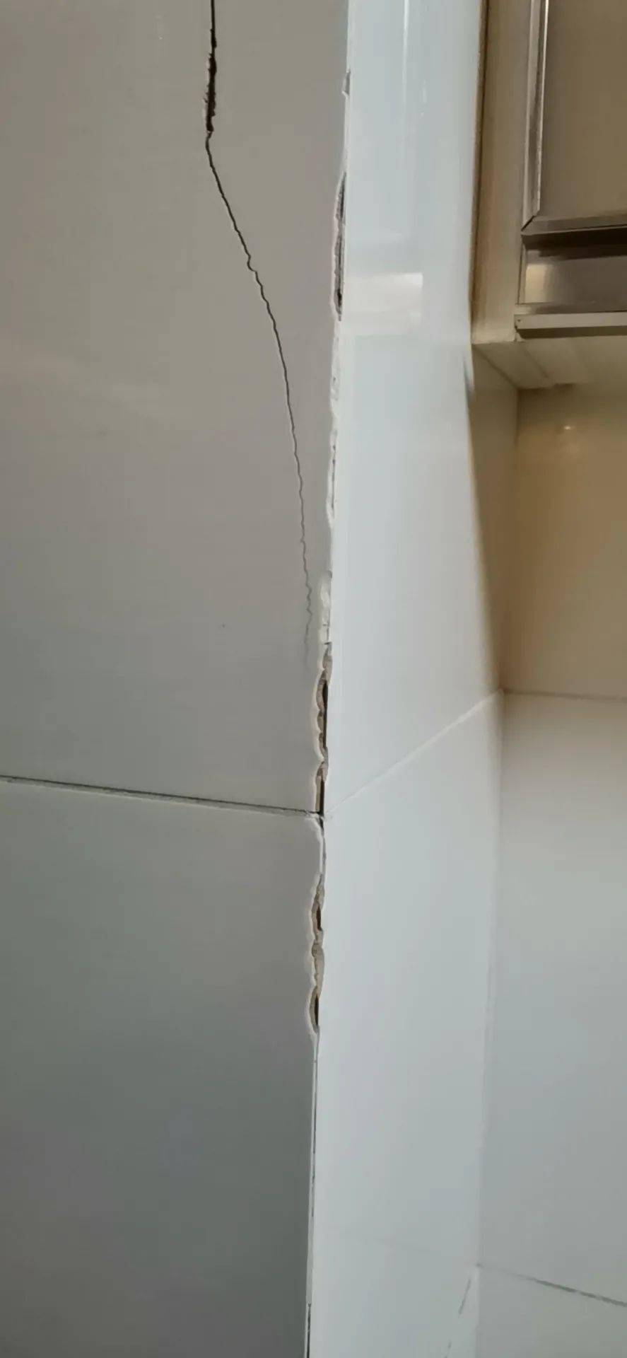 瓷砖没贴齐怎么处理(瓷砖没有贴好怎么敲掉) 瓷砖没贴齐怎么处理(瓷砖没有贴好怎么敲掉)