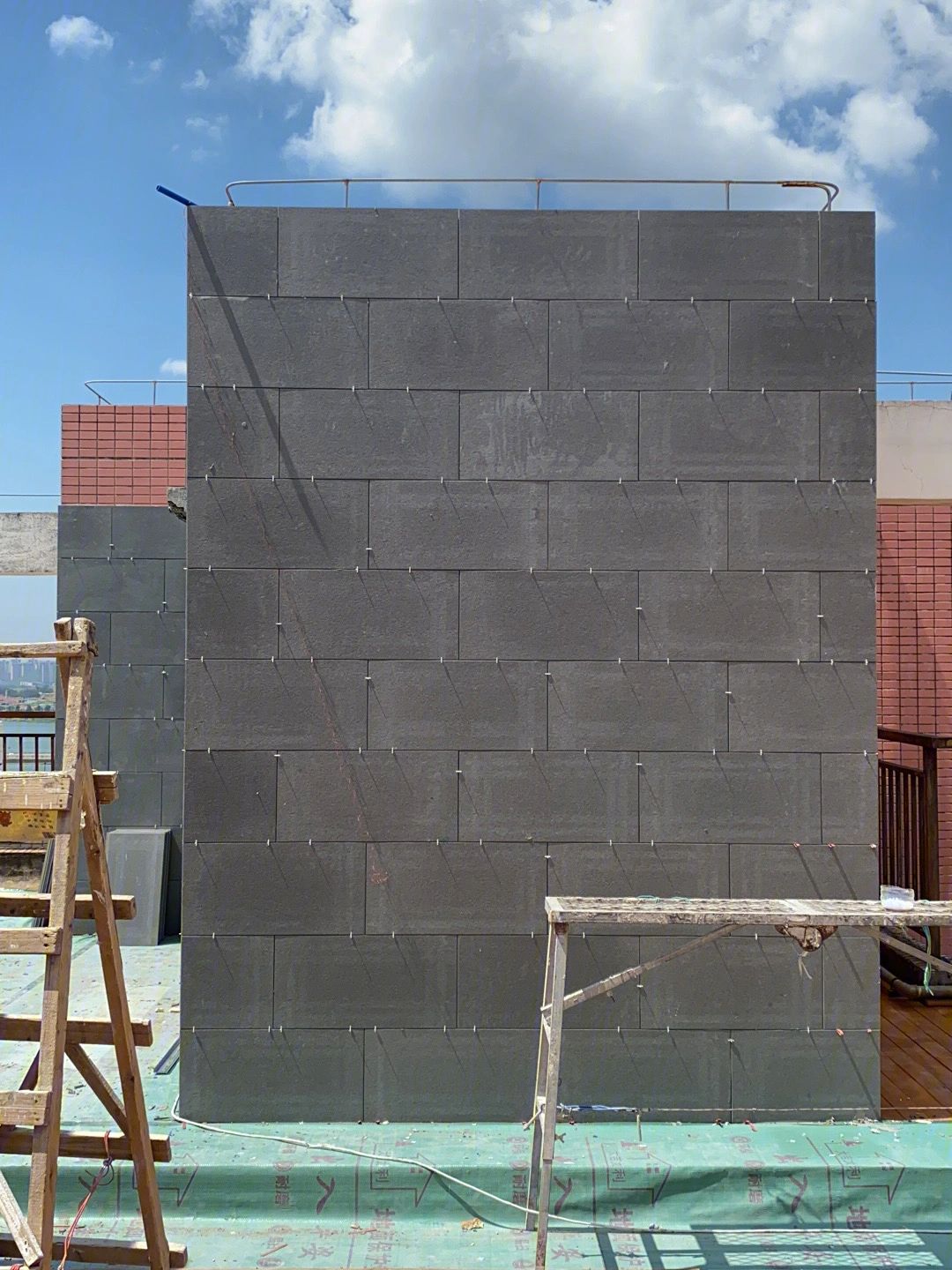 墙砖打错了洞,怎么弥补(墙上瓷砖洞开错了用什么方法补)