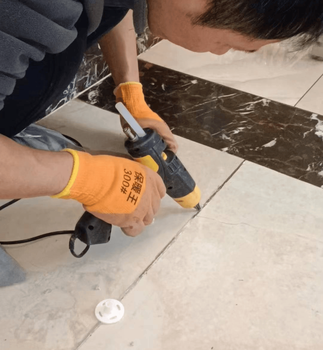 墙瓷砖翘起来怎么处理(墙瓷砖起翘最简单的修补方法)